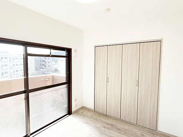 【リフォーム済】洋室4.8帖洋室です。天井・壁はクロスを、床はフローリングに張替えました。照明もLED照明に交換しました。