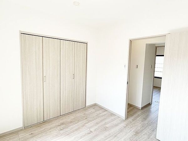 【リフォーム済】4.8帖洋室別角度です。大きな掃き出し窓から明るい光が差し込みます。