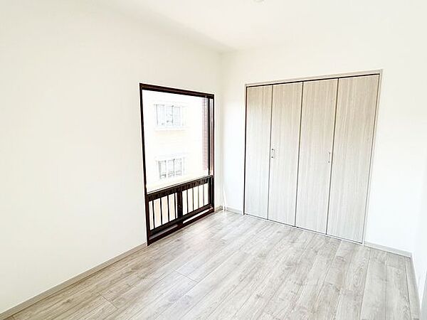 【リフォーム済】5.8帖洋室に変更します。天井・壁はクロスを、床はフローリングに張替えました。照明はLED照明に交換済みです。