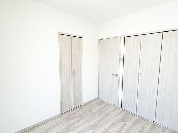 【リフォーム済】4.5帖洋室別角度です。2つ収納があるお部屋なのでお部屋をすっきり使えますね。