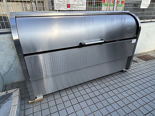 マンション敷地内のゴミ置き場です。