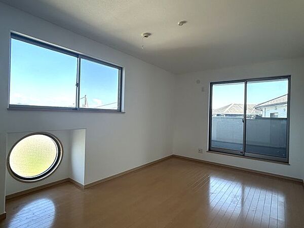 【リフォーム中】2階約9帖の洋室です。こちらのお部屋にもバルコニーへつながる窓があります。こちらのお部屋もクロスの張替えを行います。（8月24日撮影）