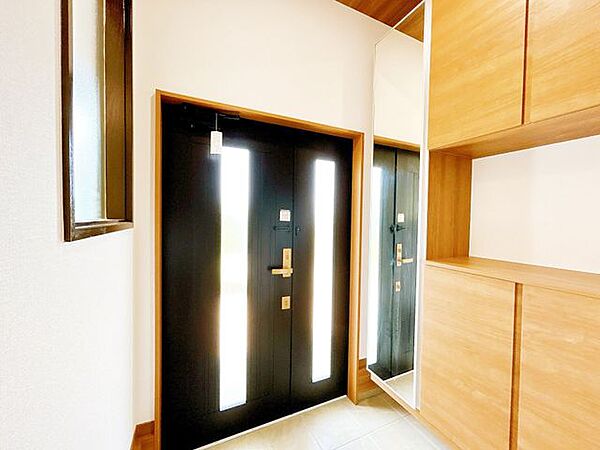 【リフォーム済】玄関（内観）です。床はタイルを、天井と壁は新しい壁紙に張り替えました。シューズボックスも新品交換しました。（8月2日撮影）