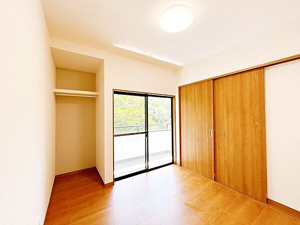 【リフォーム済】2階洋室4.5帖です。床はフローリング、壁はクロスに張替えました。（8月2日撮影）