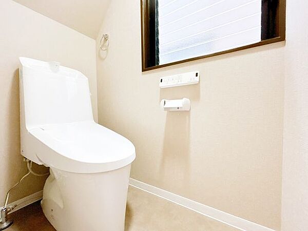 【リフォーム済】 トイレは温水洗浄便座付きの新品に交換しました。 壁紙と床も張り替え、明るく清潔感のある空間にリフォームしました。（8月2日撮影）