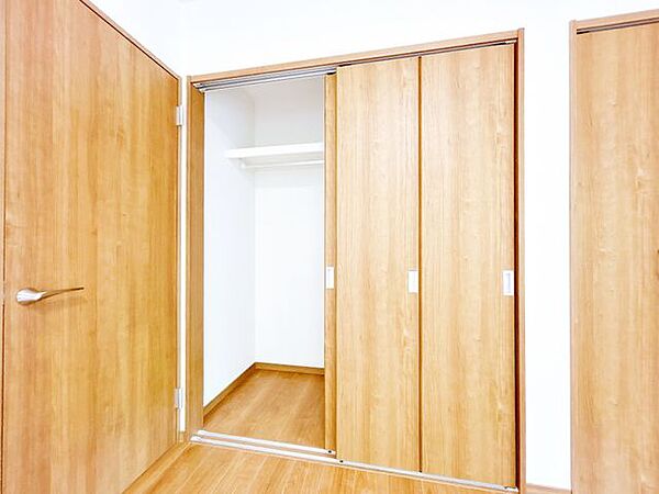 【リフォーム済】2階洋室約6帖（北側）のクローゼットは引き戸として開閉することもできます。（8月2日撮影）