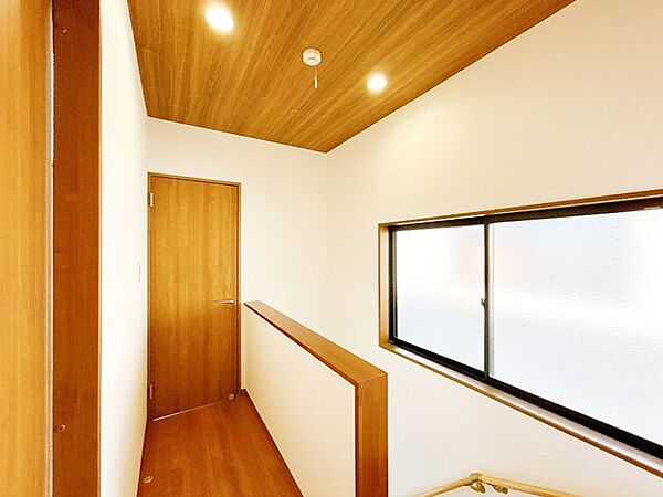 【リフォーム済】2階廊下です。床はフローリング、壁はクロスに張替えました。（8月2日撮影）