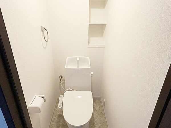 【リフォーム完成】トイレはジャニス製のものに新品交換しました。床はクッションフロア、壁・天井はクロスを張替えました。（6/27更新）