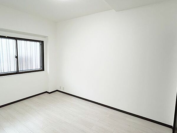 【リフォーム完成】洋室6.7帖です。各お部屋への段差もなくし、快適な空間に仕上げました。天井・壁はクロスを、床はフローリングに張替えました。（6/27更新）