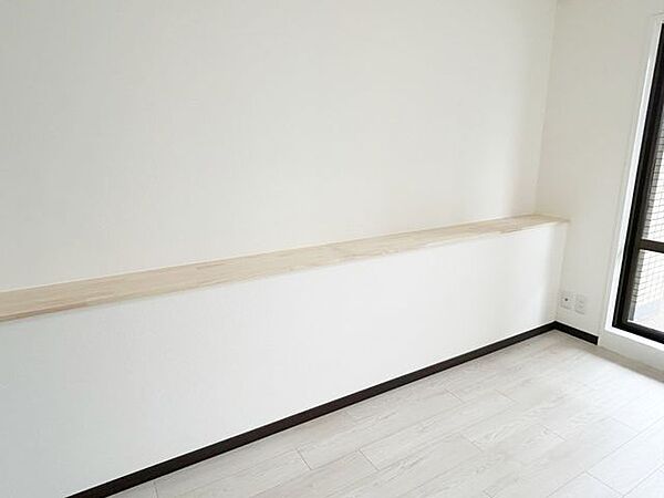 【リフォーム完成】洋室6帖には棚があります。ちょっとした物を置くのに丁度いいですね。（6/27更新）