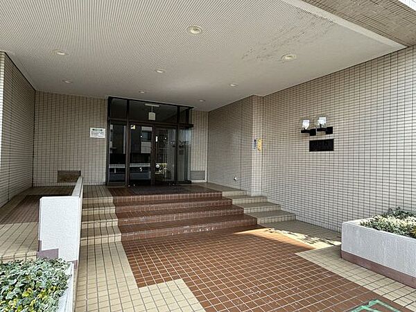 【共用部】エントランスです。いつもきれいにお掃除されています。