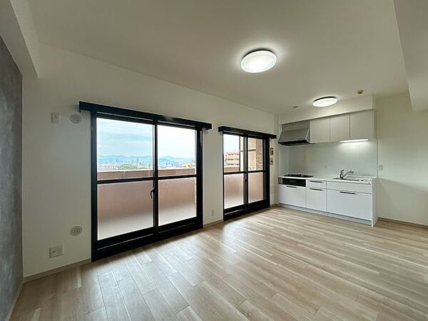 【リフォーム完了】LDK18帖です。大きな掃き出し窓が2面あり、明るいリビングです。