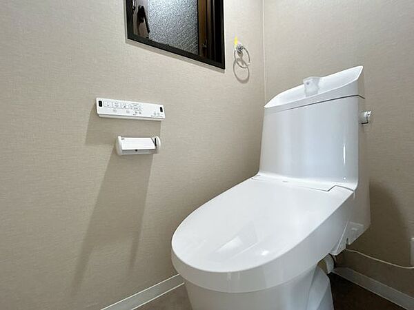 【リフォーム完了】 トイレは温水洗浄便座付きの新品に交換しました。 壁紙と床も張り替え、明るく清潔感のある空間にリフォームしました。