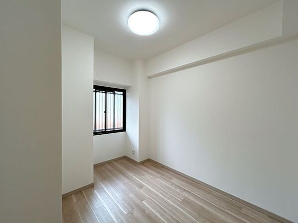 【リフォーム完了】洋室約6.4帖です。天井・壁はクロスを、床はフローリングに張替え、照明はLED照明に交換しました。