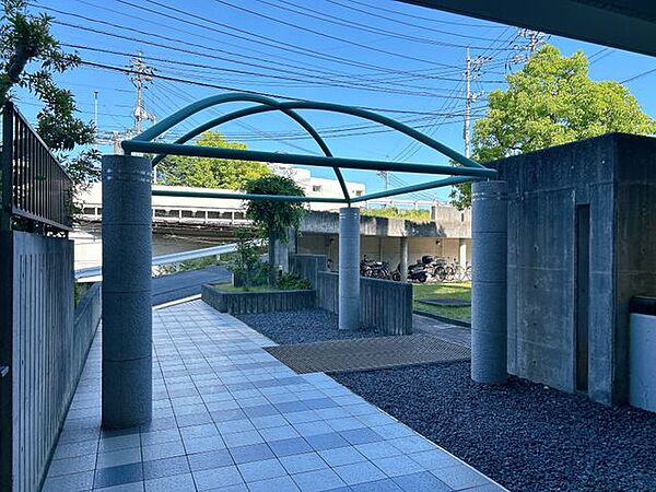 【現況写真】エントランス前です。