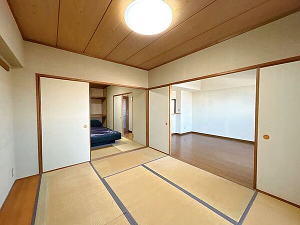 【現況写真】洋室6帖（東側）別角度です。襖を開けることで洋室6帖（西側）とリビングが一体として使えます。