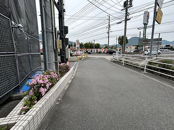 【前面道路】マンションの前の道路です。