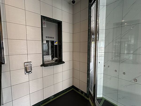 【管理人室】マンションのエントランスには管理人室があります。