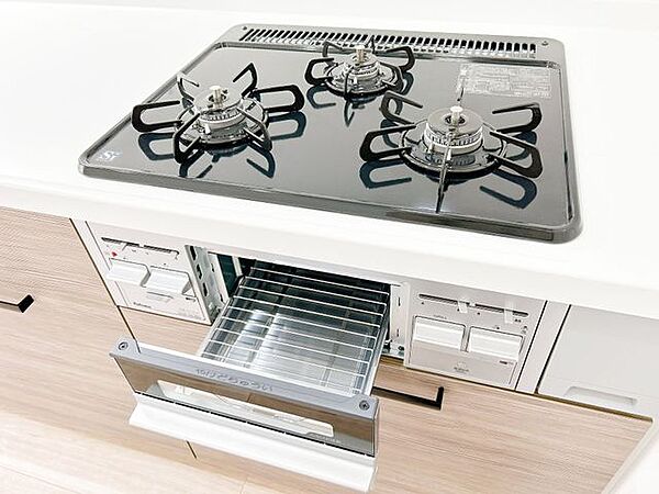 【リフォーム済】キッチンのコンロは3口あり、グリル付きです。安全センサーと消し忘れ消火機能付で安心してお料理いただけます。