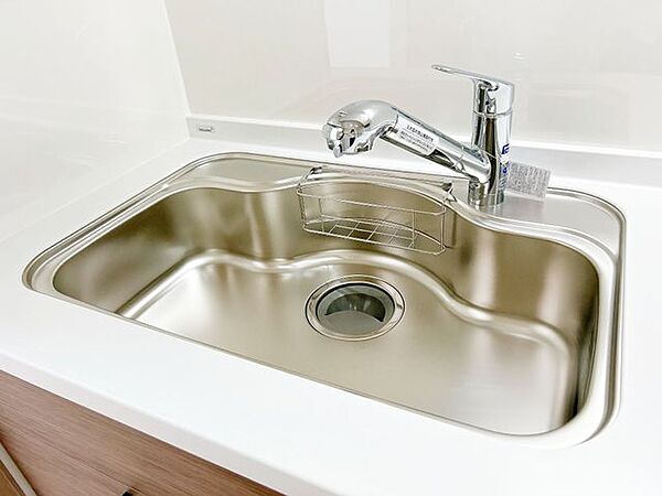 【リフォーム済】キッチンシンクはサビや熱に強く、耐久性に優れたステンレス製です。キッチンの水栓は浄水機能付き。ノズルが伸びてシンクのお手入れもラクラクです。