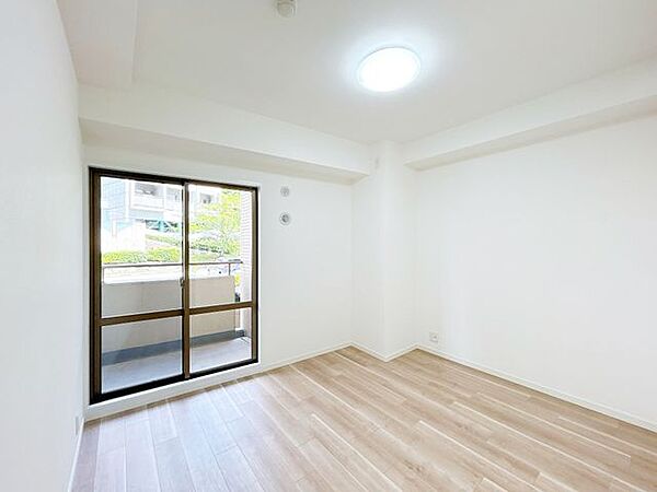 【リフォーム済】北側の洋室約6.1帖です。北西向きのバルコニーに出ることができます。