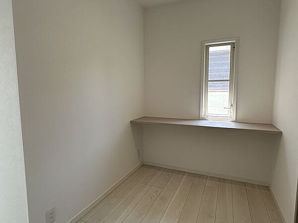 【リフォーム済】2階西側にはカウンターもあります。小物を置いたり作業スペースとしてもお使いいただけます。
