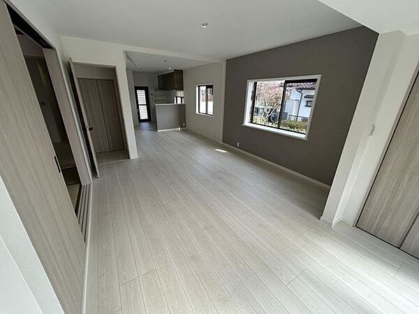 【リフォーム済】広々としたリビングはフローリングを張り、クロスの張替えを行いました。グレーのアクセントクロスが目を引きますね。