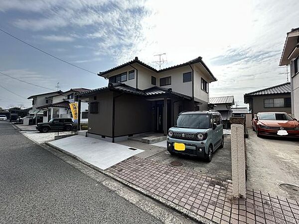【リフォーム済】外壁塗装を行いました。ツートンカラーのおうちで可愛いらしい印象ですね。