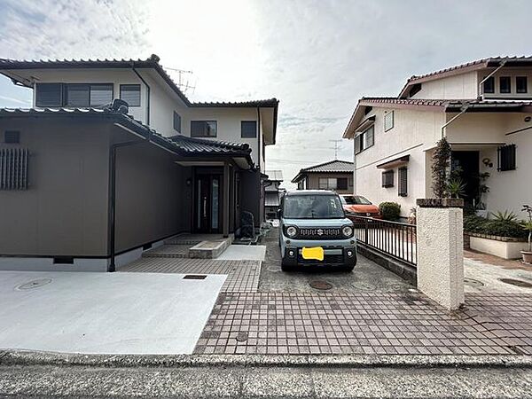 【リフォーム済】縦列で2台停めることができます。車種によっては横づけ1台可能です。