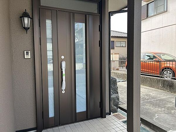 【リフォーム済】新しい玄関扉に交換致しました。新しいインターホンを取り付けました。