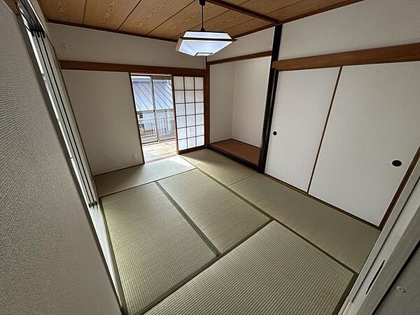 【リフォーム済】1階の和室は表替えを行いました。リビングに隣接しているので扉を開いたまま1つの空間として利用することもできますね。