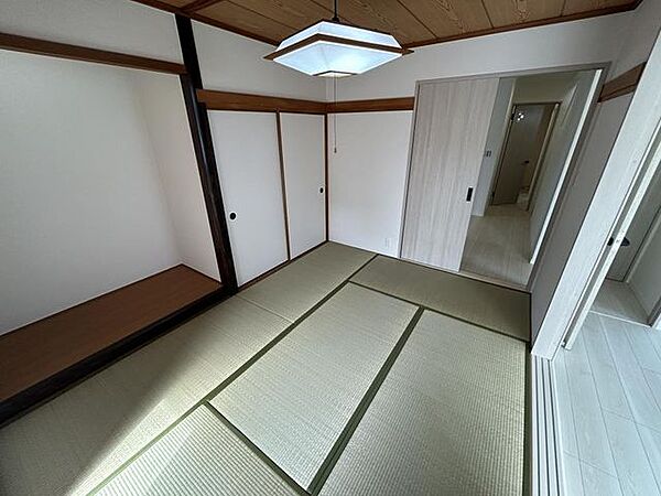 【リフォーム済】1階の和室は表替えを行いました。押し入れがついています。