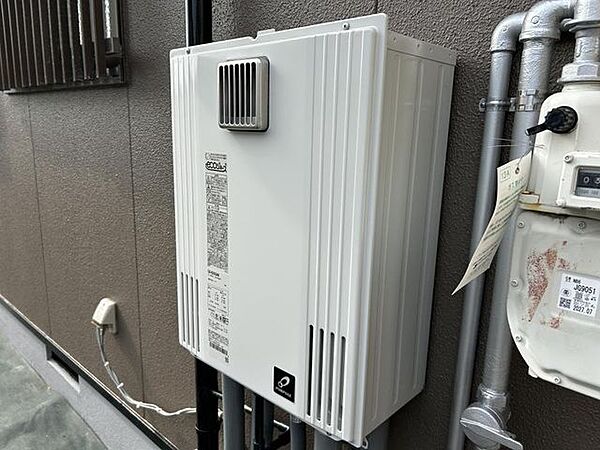 【リフォーム済】東側の外壁に給湯器が取り付けられています。