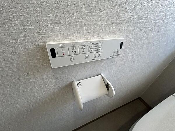 【リフォーム済】新しく取り付けたトイレにはウォシュレット機能がついています。