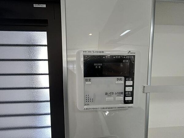 【リフォーム済】キッチンに給湯リモコンが取り付けてあります。お風呂に行かなくてもお湯をためることができます。追い焚き機能もついています。