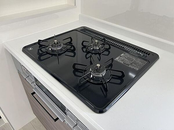 【リフォーム済】3口のガスコンロなので料理がはかどりますね。