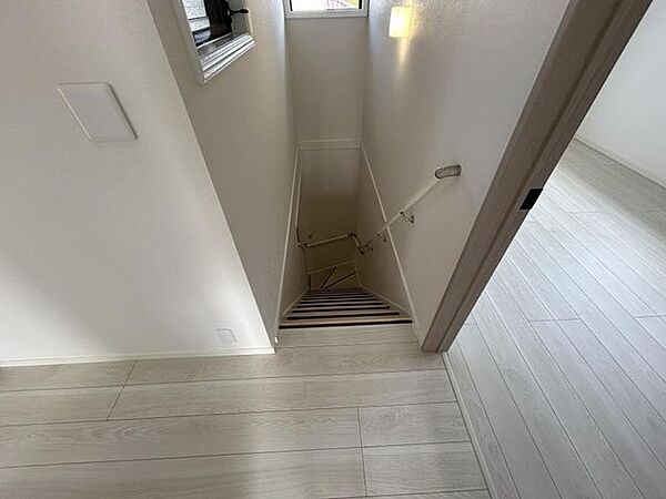 【リフォーム済】2階の廊下はフローリングを張り、天井・壁クロスの張替えを行いました。