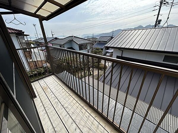 【リフォーム済】東側の洋室についているベランダはクリーニングを行いました。