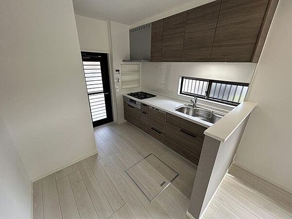 【リフォーム済】ハウステック製のキッチンを取り付けました。キッチンには食洗機がついていますので洗い物の時間を短縮することができますね。