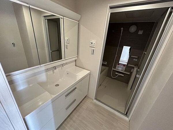 【リフォーム完成】新しい洗面化粧台に交換致しました。三面鏡になっており、中に化粧品等を収納することができますね。