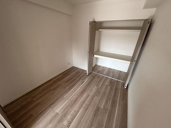 【リフォーム完成】洋室約4.5帖のお部屋です。パイプ付枕棚がついたクローゼット収納がついています。