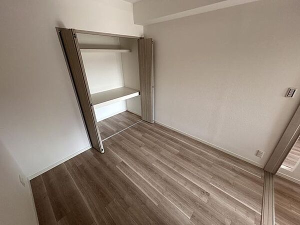 【リフォーム完成】洋室約4.5帖のお部屋です。明るい木目の床を張り、クローゼット収納がついています。