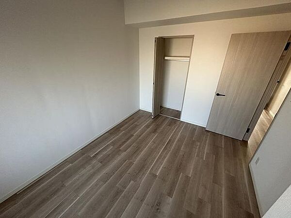 【リフォーム完成】洋室約7.1帖のお部屋です。パイプ付収納棚つきのクローゼット収納がついています。