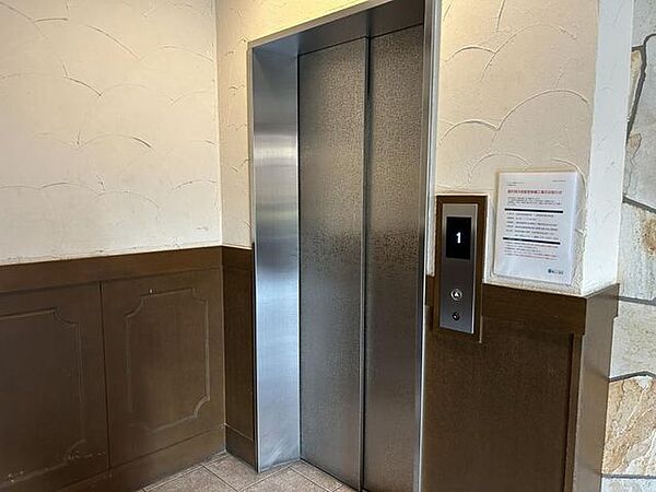 【エレベーター】マンションのエントランスにはエレベーターが備えつけてあります。