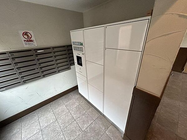 【宅配ボックス】エントランスには宅配ボックスが設置さています。不在時でも荷物を受け取ることができて嬉しいですね。
