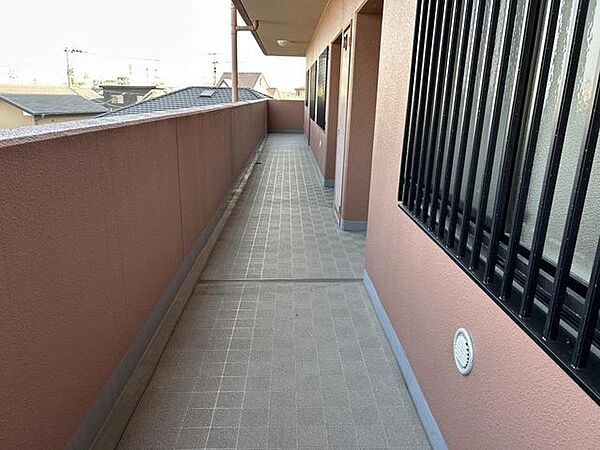 【廊下】玄関扉の前から撮った廊下です。