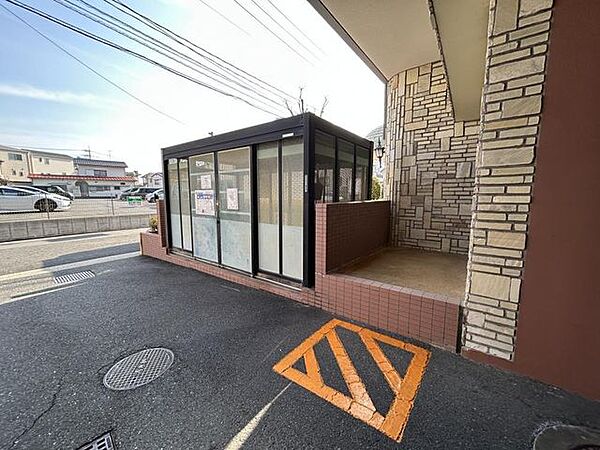 【ゴミ置き場】マンションの居住者専用のゴミ置き場があります。鍵もつけられており、鳥などに荒らされる心配がないですね。