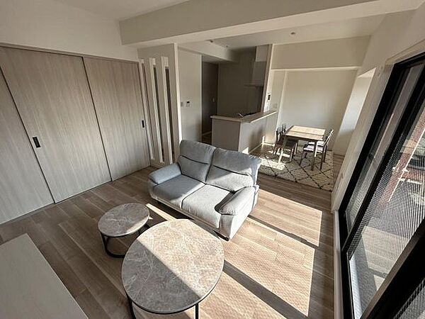 【リフォーム完成】リビングには隣接した洋室があり扉を開いて1つの空間として利用することができますね。