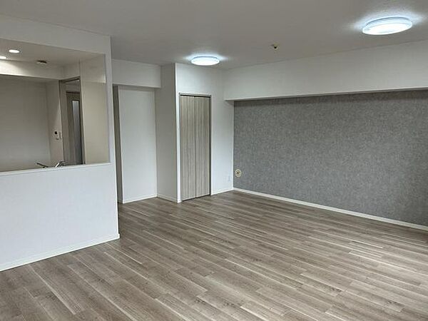 【リフォーム済】フローリングを張り、天井・壁クロスの張替えを行いました。一部アクセントクロスを貼っているのでお部屋が引き締まって見えますね。
