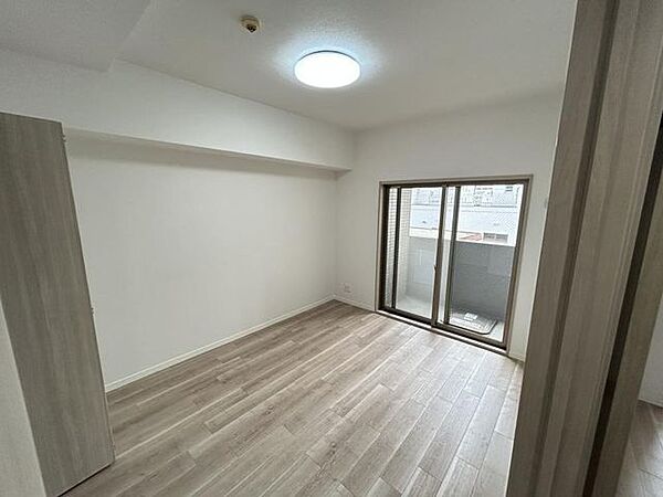 【リフォーム済】洋室約6.2帖のお部屋です。フローリングを張替え、天井・壁クロスの張替えを行いました。照明器具がついています。